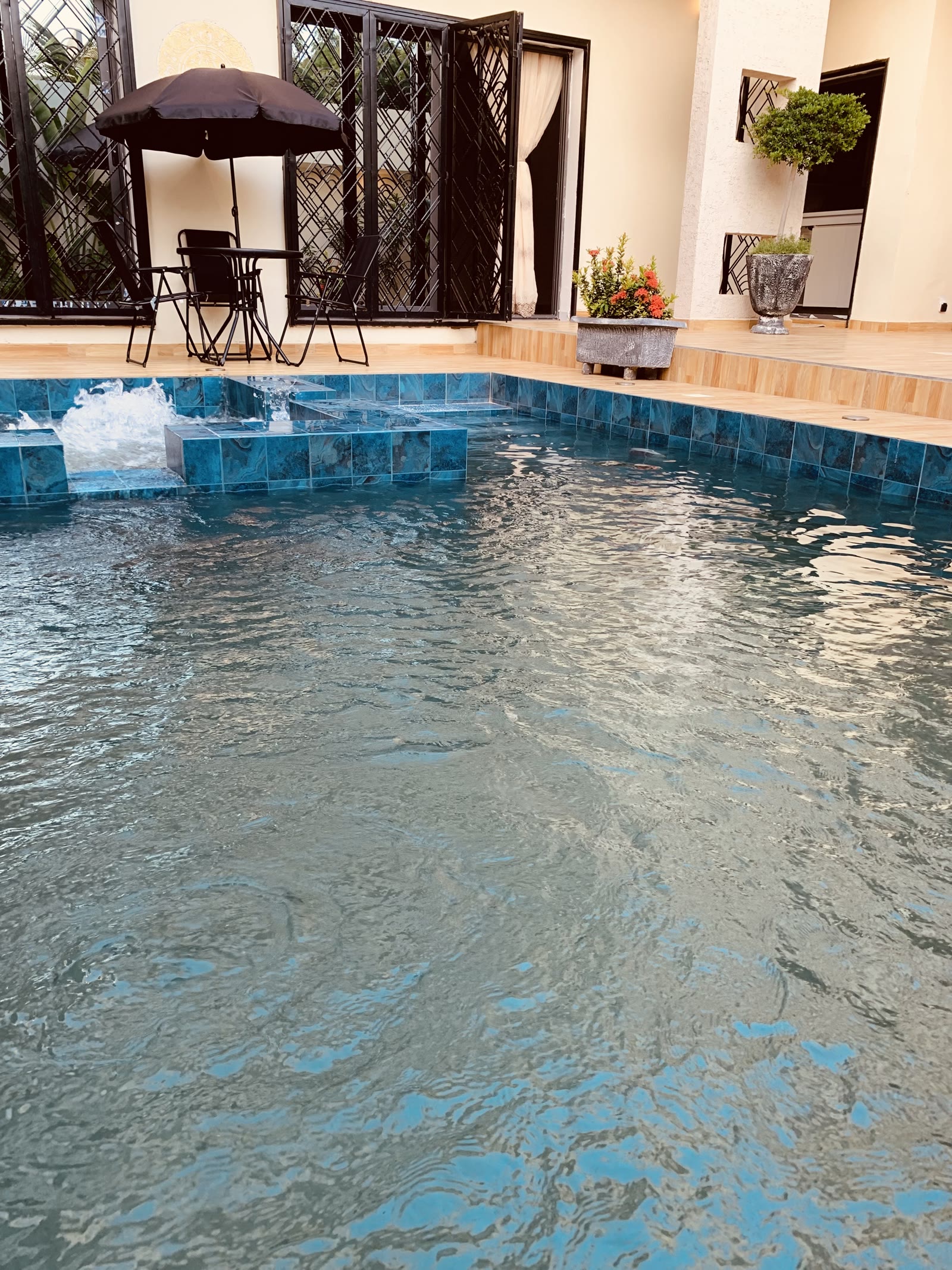 Piscine privée et terrasse en bois de la résidence KGS